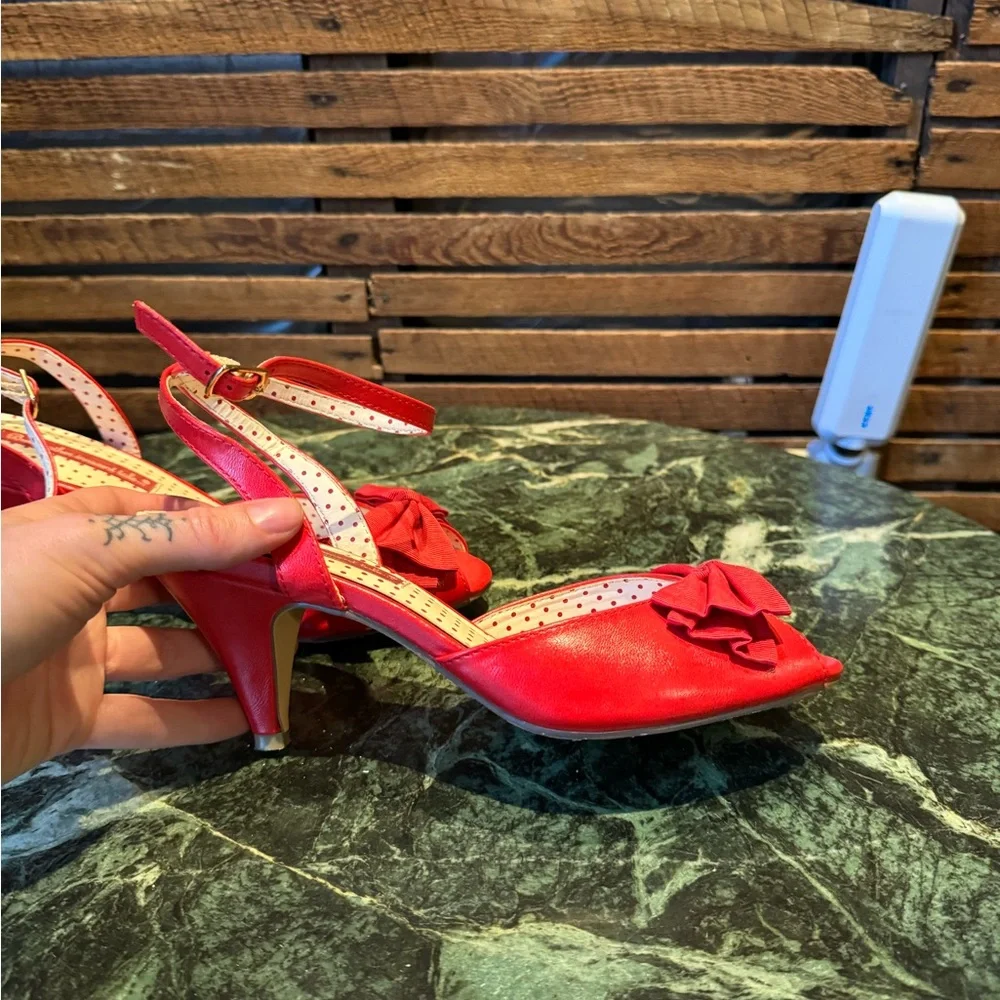 Darling pair of retro heels with bow and ankle strap - Picture 3 of 10